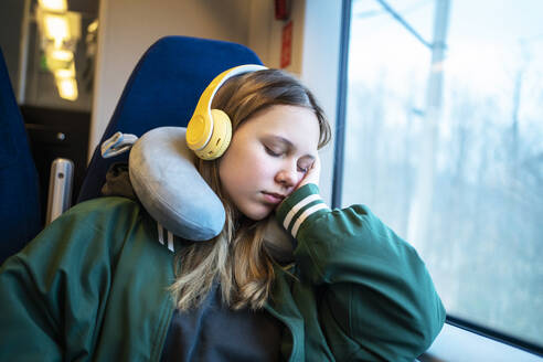 Müdes blondes Mädchen schläft im Zug - MDOF01939