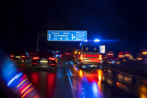 Deutschland, Verkehr auf der Bundesautobahn 7 bei Nacht - NDF01607