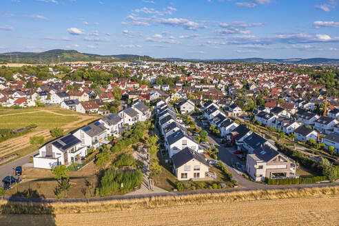 Deutschland, Baden-Württemberg, Waiblingen, Luftaufnahme eines Neubaugebiets mit modernen Energiesparhäusern - WDF07545