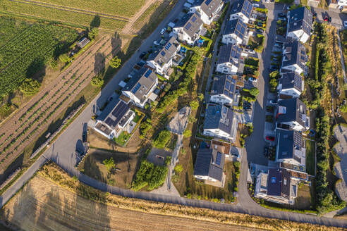 Deutschland, Baden-Württemberg, Waiblingen, Luftaufnahme eines Neubaugebiets mit modernen Energiesparhäusern - WDF07550
