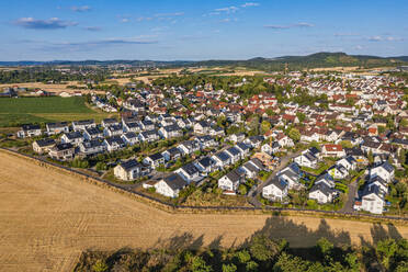 Deutschland, Baden-Württemberg, Waiblingen, Luftaufnahme eines Neubaugebiets mit modernen Energiesparhäusern - WDF07551