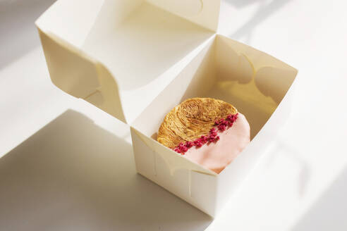 Circular croissants with pink chocolate and freeze-dried raspberries white take away box - ONAF00744