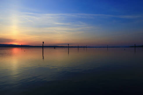 Deutschland, Baden-Württemberg, Moos, Bodensee bei Sonnenaufgang - JTF02400