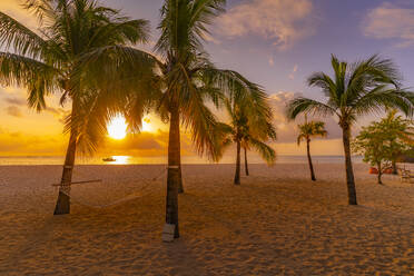 Blick auf den öffentlichen Strand von Le Morne bei Sonnenuntergang, Le Morne, Bezirk Riviere Noire, Mauritius, Indischer Ozean, Afrika - RHPLF32246