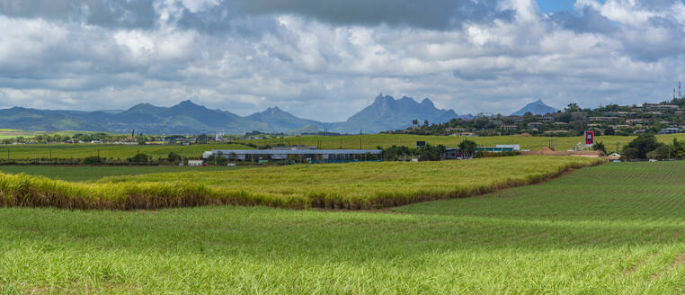 Blick auf die Landschaft und den Long Mountain im Landesinneren von der Nähe von Petit Raffray, Mauritius, Indischer Ozean, Afrika - RHPLF32252