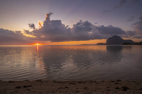 Blick auf Le Morne von Le Morne Brabant bei Sonnenuntergang, Bezirk Savanne, Mauritius, Indischer Ozean, Afrika - RHPLF32262