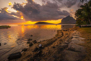 Blick auf Le Morne von Le Morne Brabant bei Sonnenuntergang, Bezirk Savanne, Mauritius, Indischer Ozean, Afrika - RHPLF32268