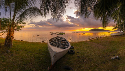 Blick auf Le Morne durch Palmen bei Le Morne Brabant bei Sonnenuntergang, Bezirk Savanne, Mauritius, Indischer Ozean, Afrika - RHPLF32274