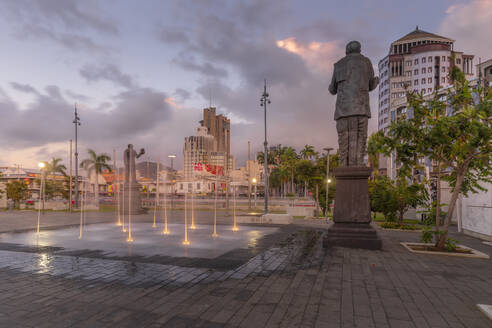 Blick auf eine Statue an der Caudan Waterfront in Port Louis in der Abenddämmerung, Port Louis, Mauritius, Indischer Ozean, Afrika - RHPLF32286