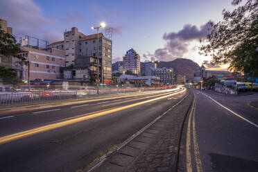 Blick auf die Lichter des Weges und die Skyline von Port Louis in der Abenddämmerung, Port Louis, Mauritius, Indischer Ozean, Afrika - RHPLF32287