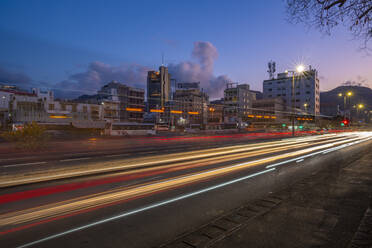 Blick auf die Lichter des Weges und die Skyline von Port Louis in der Abenddämmerung, Port Louis, Mauritius, Indischer Ozean, Afrika - RHPLF32290