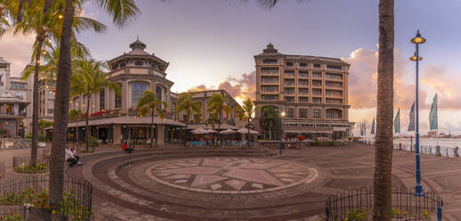 Blick auf den Place du Caudan in der Caudan Waterfront in Port Louis bei Sonnenuntergang, Port Louis, Mauritius, Indischer Ozean, Afrika - RHPLF32297