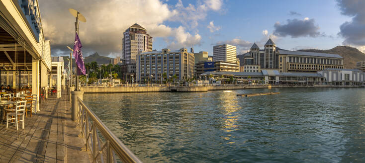 Blick auf die Caudan Waterfront in Port Louis, Port Louis, Mauritius, Indischer Ozean, Afrika - RHPLF32307