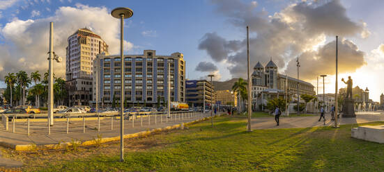 Blick auf eine Statue an der Caudan Waterfront in Port Louis, Port Louis, Mauritius, Indischer Ozean, Afrika - RHPLF32309