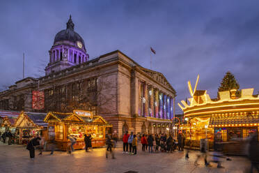 Blick auf das Rathaus und den Weihnachtsmarkt am Old Market Square in der Abenddämmerung, Nottingham, Nottinghamshire, England, Vereinigtes Königreich, Europa - RHPLF32310