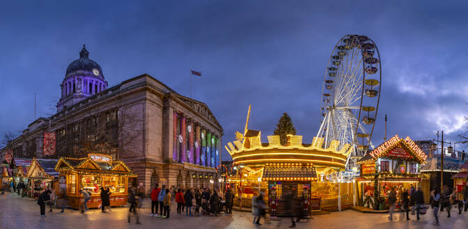 Blick auf das Rathaus und den Weihnachtsmarkt am Old Market Square in der Abenddämmerung, Nottingham, Nottinghamshire, England, Vereinigtes Königreich, Europa - RHPLF32311