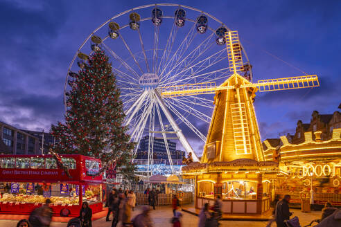 Blick auf Riesenrad und Weihnachtsmarkt auf dem Old Market Square in der Abenddämmerung, Nottingham, Nottinghamshire, England, Vereinigtes Königreich, Europa - RHPLF32313