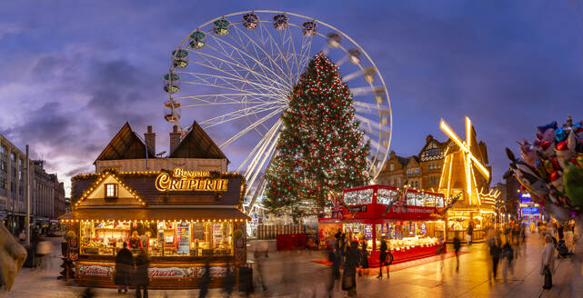 Blick auf Riesenrad und Weihnachtsmarkt auf dem Old Market Square in der Abenddämmerung, Nottingham, Nottinghamshire, England, Vereinigtes Königreich, Europa - RHPLF32314