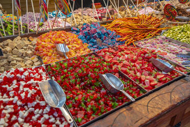 Süßigkeiten zum Verkauf an einem Stand auf dem Weihnachtsmarkt, Liverpool City Centre, Liverpool, Merseyside, England, Vereinigtes Königreich, Europa - RHPLF32319