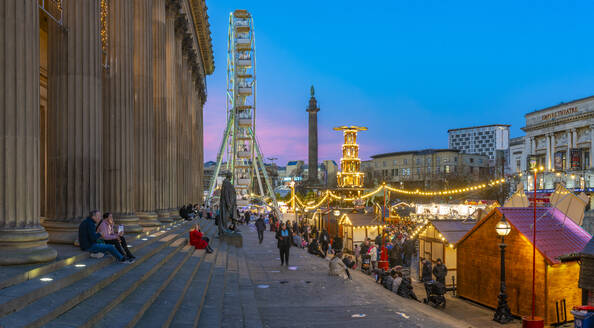 Blick auf Riesenrad und Weihnachtsmarkt von der St. Georges Hall, Liverpool City Centre, Liverpool, Merseyside, England, Vereinigtes Königreich, Europa - RHPLF32330