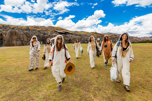 Frauen in Alpaka-Lama-Stramplern in Cusco, Peru, Südamerika - RHPLF32346