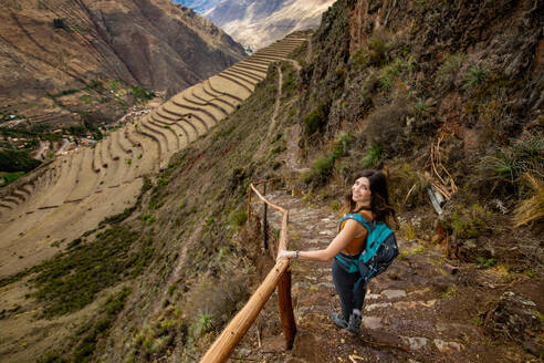Frau beim Wandern entlang von Pfaden, Heiliges Tal, Peru, Südamerika - RHPLF32350