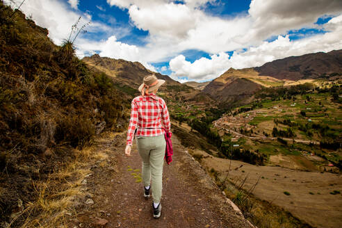 Frau auf Wanderweg, Heiliges Tal, Peru, Südamerika - RHPLF32351