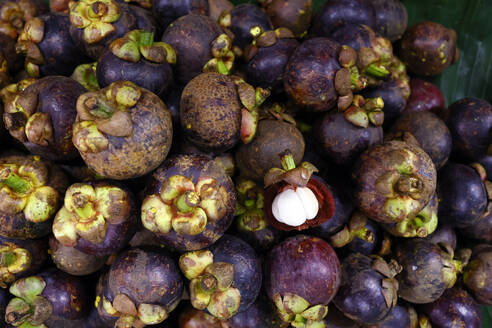 Mangosteens for sale, Psar Thmei Central Market, Phnom Penh, Cambodia, Indochina, Southeast Asia, Asia - RHPLF32361