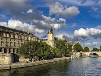 Bank of the River Seine, Ile de la Cite, and Palais de Justice, Paris, France, Europe - RHPLF32398