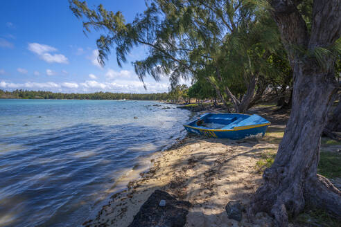 View of Anse La Raie Beach and turquoise Indian Ocean on sunny day, Mauritius, Indian Ocean, Africa - RHPLF32445