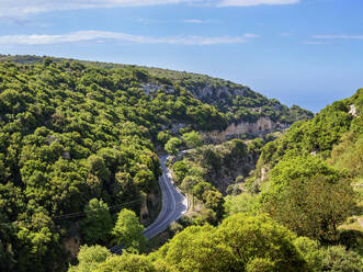 Straße zum Kloster Arkadi, Blick von oben, Region Rethymno, Kreta, Griechische Inseln, Griechenland, Europa - RHPLF32991
