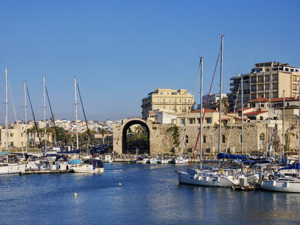 Venezianische Werften am Alten Hafen, Stadt Heraklion, Kreta, Griechische Inseln, Griechenland, Europa - RHPLF33004