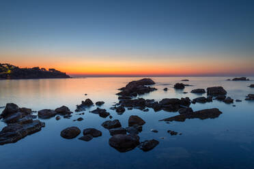 Zerklüftete Küstenlinie bei Cefalu in der Abenddämmerung, Provinz Palermo, Sizilien, Italien, Mittelmeer, Europa - RHPLF33060