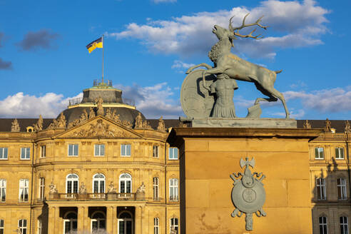 Hirschstatue am Eingang, Neues Schloss, Neues Schloss, Stuttgart, Land Baden-Württemberg, Deutschland, Europa - RHPLF33061