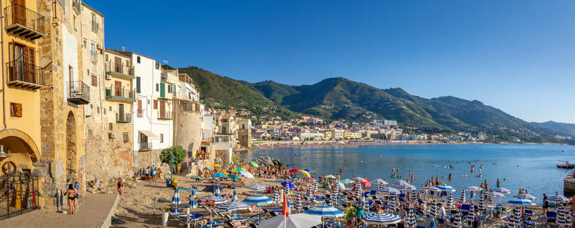 Panoramablick auf Touristen am Strand, Berge im Hintergrund, Cefalu, Provinz Palermo, Sizilien, Italien, Mittelmeer, Europa - RHPLF33062