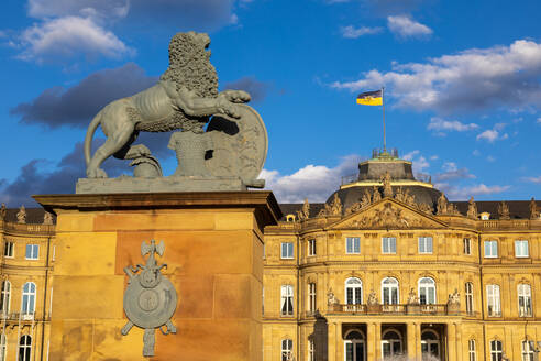 Löwenstatue am Eingang, Neues Schloss, Neues Schloss, Stuttgart, Land Baden-Württemberg, Deutschland, Europa - RHPLF33063