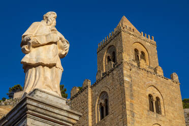 Bischofsstatue und Turm, Kathedrale von Cefalu, römisch-katholische Basilika, normannischer Baustil, UNESCO-Welterbestätte, Provinz Palermo, Sizilien, Italien, Mittelmeer, Europa - RHPLF33064