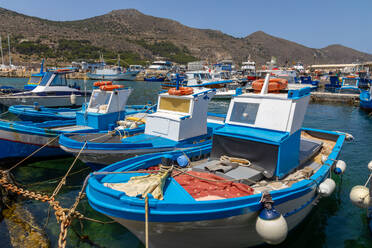 Fischerboote, Favignana, Ägadische Inseln, Provinz Trapani, Sizilien, Italien, Mittelmeer, Europa - RHPLF33070