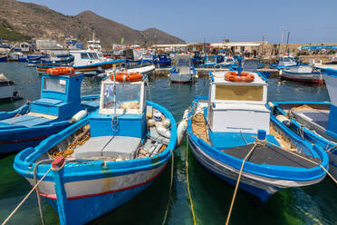 Fischerboote, Favignana, Ägadische Inseln, Provinz Trapani, Sizilien, Italien, Mittelmeer, Europa - RHPLF33079