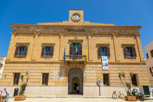 Stadtpalast, Piazza Europa, Favignana, Ägadische Inseln, Provinz Trapani, Sizilien, Italien, Mittelmeer, Europa - RHPLF33080