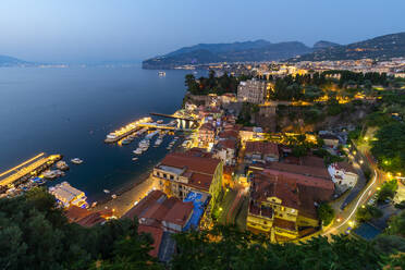 Panoramablick in der Abenddämmerung auf Sorrento, Bucht von Neapel, Kampanien, Italien, Mittelmeer, Europa - RHPLF33081