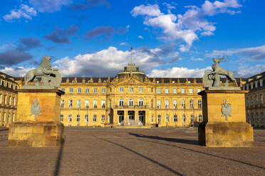 Löwen- und Hirschstatuen am Eingang, Neues Schloss, Neues Schloss, Stuttgart, Land Baden-Württemberg, Deutschland, Europa - RHPLF33086