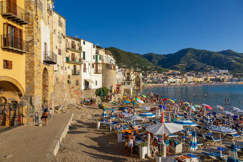 Touristen am Strand, Cefalu, Berge im Hintergrund, Provinz Palermo, Sizilien, Italien, Mittelmeer, Europa - RHPLF33092