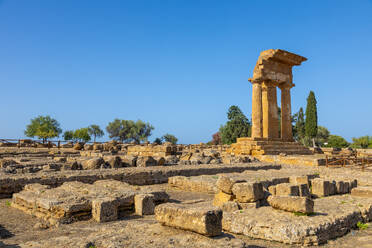 Tempel von Castor und Pollux, Valle dei Templi (Tal der Tempel), UNESCO-Weltkulturerbe, hellenische Architektur, Agrigent, Sizilien, Italien, Mittelmeer, Europa - RHPLF33093