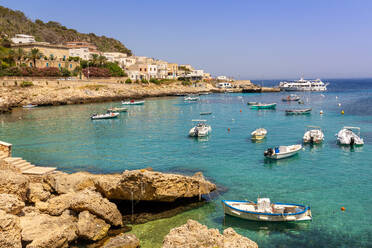 Insel Levanzo, Cala Dogana, Ägadische Inseln, Provinz Trapani, Sizilien, Italien, Mittelmeer, Europa - RHPLF33098