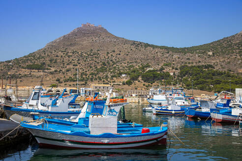 Fischerboote, Favignana, Ägadische Inseln, Provinz Trapani, Sizilien, Italien, Mittelmeer, Europa - RHPLF33099