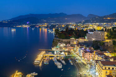 Panoramablick in der Abenddämmerung auf Sorrento, Bucht von Neapel, Kampanien, Italien, Mittelmeer, Europa - RHPLF33107
