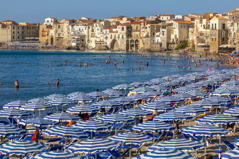 Regenschirme, Sonnenschirme, Strand Lungomare, Cefalu, Provinz Palermo, Sizilien, Italien, Mittelmeer, Europa - RHPLF33115