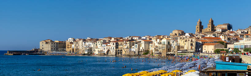 Panoramablick auf Cefalu, Provinz Palermo, Sizilien, Italien, Mittelmeer, Europa - RHPLF33117