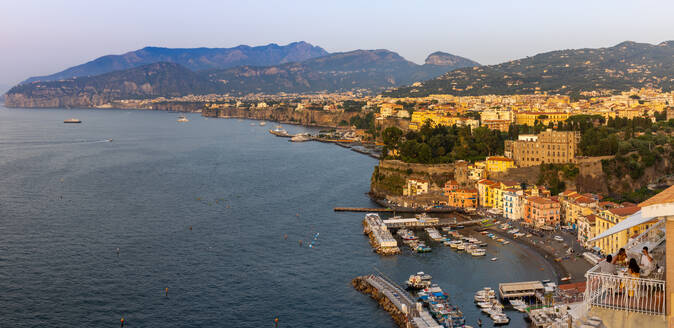 Touristen beim Essen mit Panoramablick auf Sorrento, Bucht von Neapel, Kampanien, Italien, Mittelmeer, Europa - RHPLF33118
